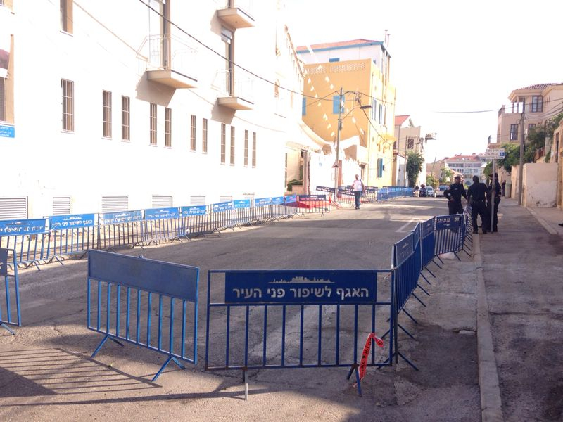 بالصور: إغلاق عدد من شوارع مدينة يافا استعداداً لاستقبال البطريرك اللبناني "بشارة الراعي"